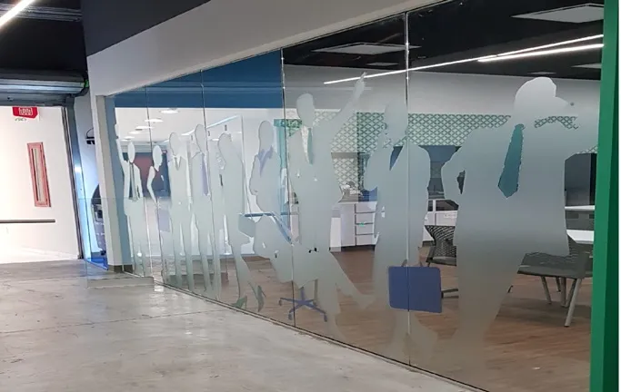 Recorte de vinil de precisión en logotipo