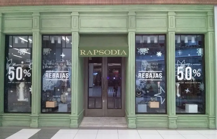 Vinil publicitario instalado en escaparate comercial